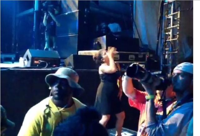 WATCH: Wu-Tang Clan’s ASL Interpreter Puts On A Performance For The Ages @ Bonnaroo
