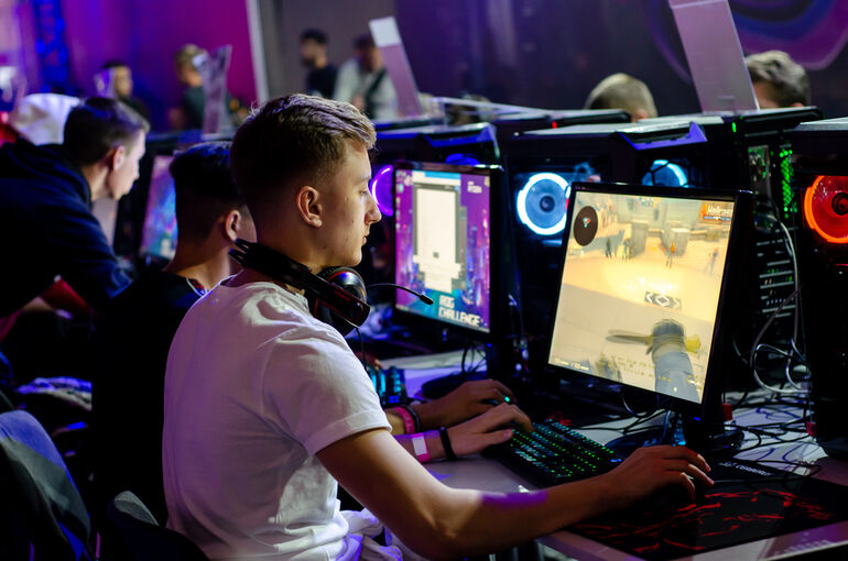 Young gamers competing in a LAN esports event, live-streaming gameplay on platforms like Twitch, YouTube, and Kick.