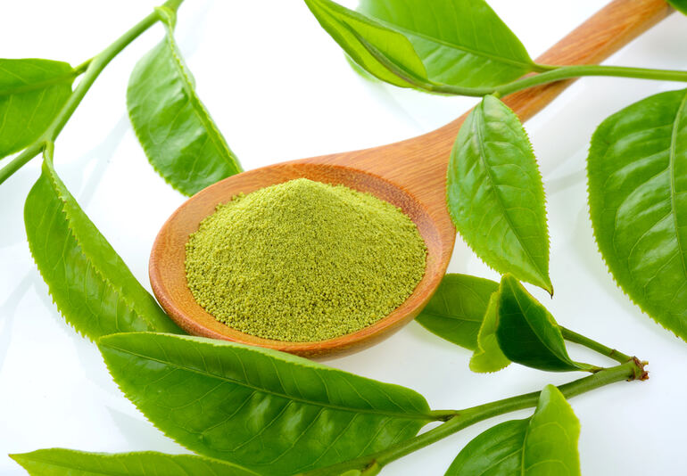 Super Indo Kratom powder showcased with green leaves highlighting retail trendsetter.