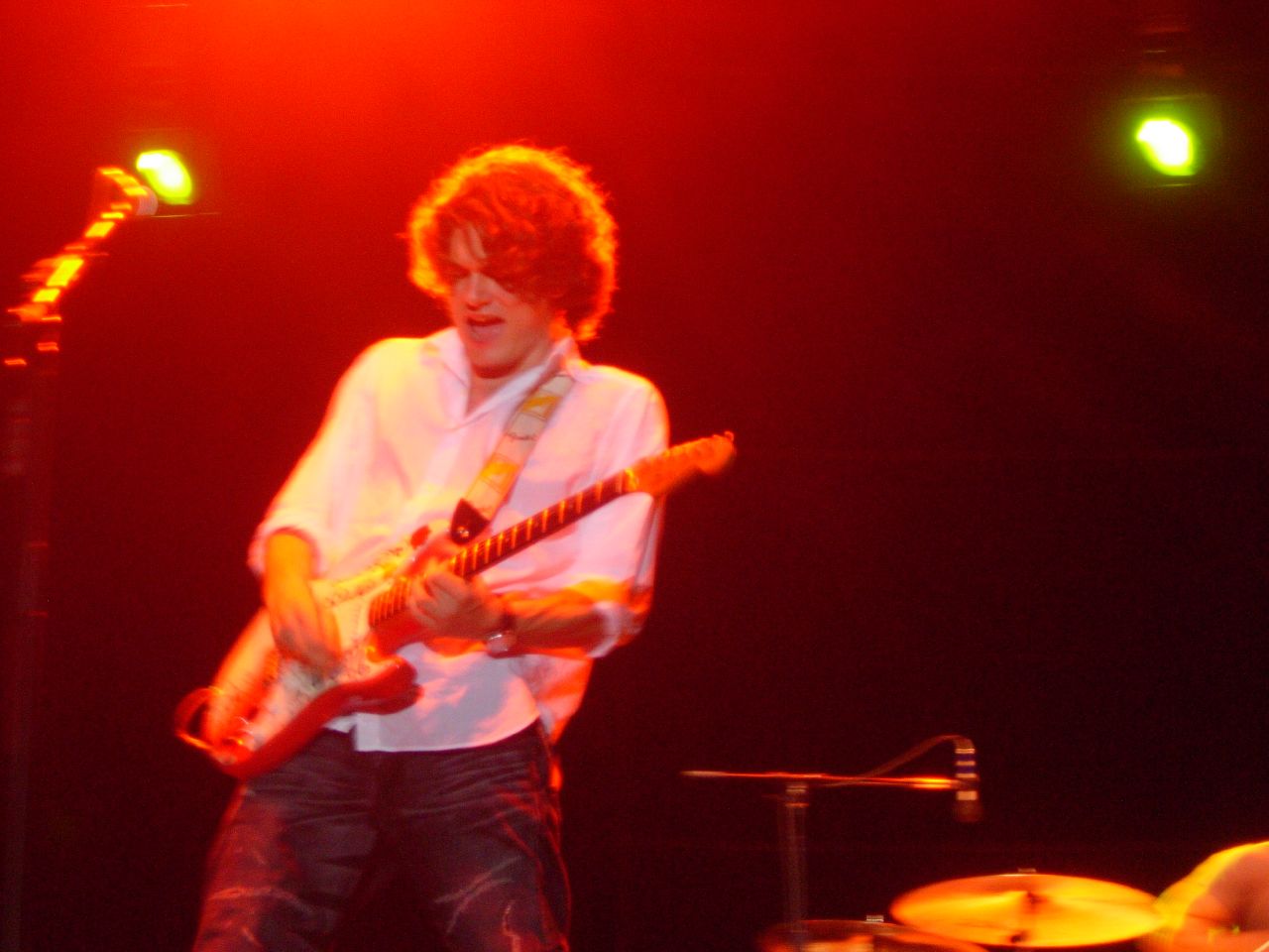 John Mayer playing guitar live in 2006.