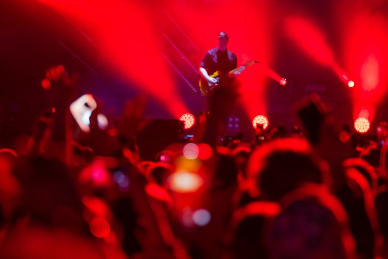The Science of the Encore: Using Color & Movement to Keep Crowds Hooked Till the Last Note