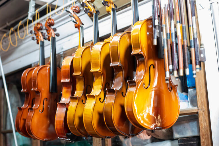 Violin brands suitable for beginners shown in a music shop.