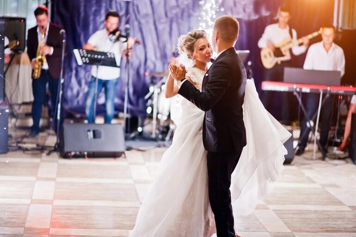 Live Band or DJ? How Couples Are Choosing Wedding Reception Entertainment in 2026